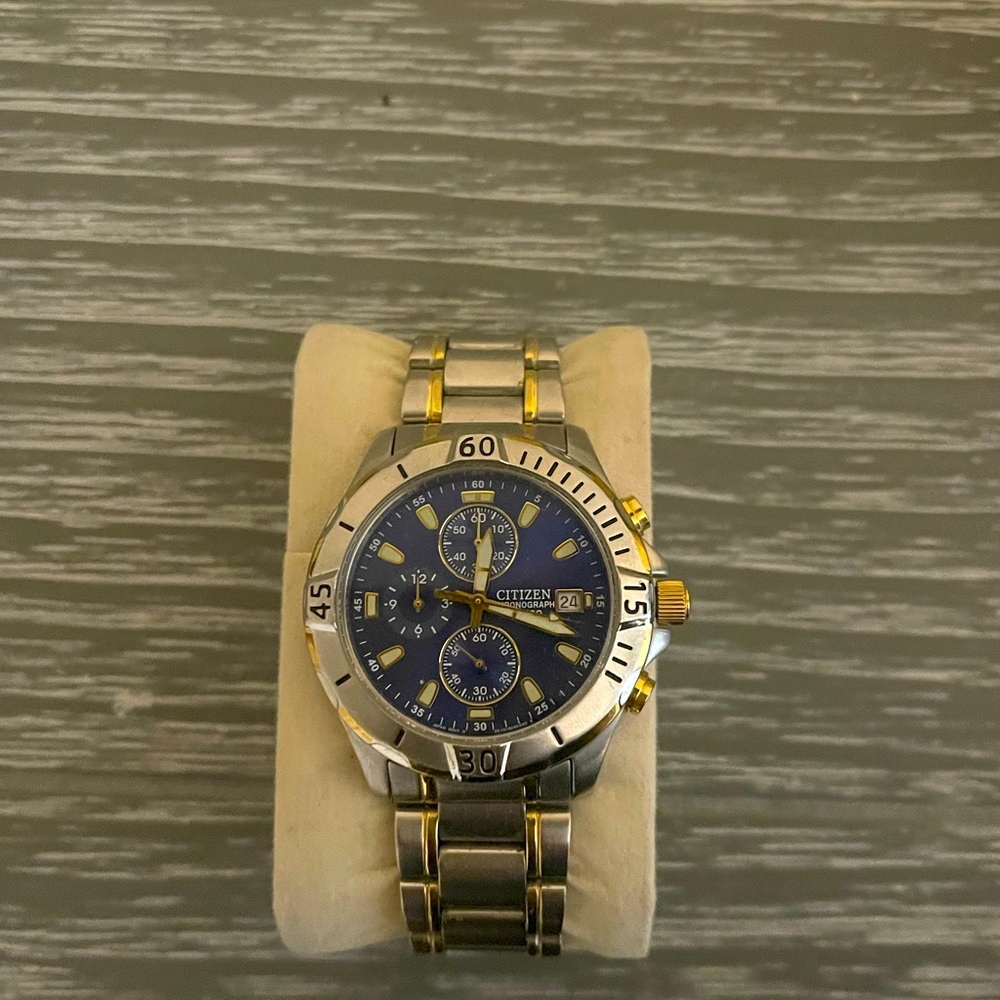 Citizen watch. Used, good condition. Battery needs to be changed.